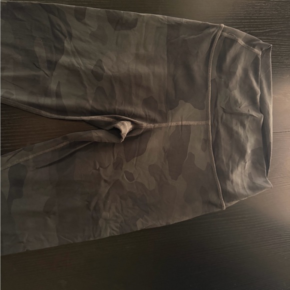 ALO Yoga Women's Black Camo Leggings - Picture 3 of 3